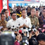Presiden Republik Indonesia, Joko Widodo (keempat dari kanan) didampingi Kepala Staf Kepresidenan RI sekaligus Ketua Umum Periklindo, Moeldoko (keempat dari kiri), Menteri Perdagangan, Agus Gumiwang (ketiga dari kanan), Menteri Investasi/Kepala BKPM, Bahlil Lahadalia (kedua dari kiri), Direktur Utama PLN, Darmawan Prasodjo (kanan), Presiden Direktur Dyandra Promosindo, Daswar Marpaung (ketiga dari kiri), dan Sekjen Periklindo, Tenggono Chuandra (kedua dari kanan) menyampaikan pentingnya pengembangan industri pendukung untuk menopang ekosistem kendaraan listrik. (Sumber Foto: BPMI Setpres)