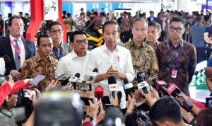 Presiden Republik Indonesia, Joko Widodo (keempat dari kanan) didampingi Kepala Staf Kepresidenan RI sekaligus Ketua Umum Periklindo, Moeldoko (keempat dari kiri), Menteri Perdagangan, Agus Gumiwang (ketiga dari kanan), Menteri Investasi/Kepala BKPM, Bahlil Lahadalia (kedua dari kiri), Direktur Utama PLN, Darmawan Prasodjo (kanan), Presiden Direktur Dyandra Promosindo, Daswar Marpaung (ketiga dari kiri), dan Sekjen Periklindo, Tenggono Chuandra (kedua dari kanan) menyampaikan pentingnya pengembangan industri pendukung untuk menopang ekosistem kendaraan listrik. (Sumber Foto: BPMI Setpres)