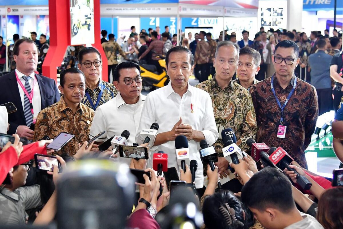 Dirut PLN Presiden Republik Indonesia, Joko Widodo (keempat dari kanan) didampingi Kepala Staf Kepresidenan RI sekaligus Ketua Umum Periklindo, Moeldoko (keempat dari kiri), Menteri Perdagangan, Agus Gumiwang (ketiga dari kanan), Menteri Investasi/Kepala BKPM, Bahlil Lahadalia (kedua dari kiri), Direktur Utama PLN, Darmawan Prasodjo (kanan), Presiden Direktur Dyandra Promosindo, Daswar Marpaung (ketiga dari kiri), dan Sekjen Periklindo, Tenggono Chuandra (kedua dari kanan) menyampaikan pentingnya pengembangan industri pendukung untuk menopang ekosistem kendaraan listrik. (Sumber Foto: BPMI Setpres)