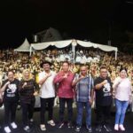 Bupati Minahasa Selatan Franky Donny Wongkar, SH., menghadiri Kegiatan Peluncuran Tahapan Pemilihan Bupati dan Wakil Bupati Minahasa Selatan Tahun 2024 yang juga dimeriahkan dengan penampilan artis Wizz Baker, bertempat di Kompleks Jalan Boulevard, Pantai Alar Amurang, Sabtu (18/5/ 2024).