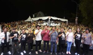 Bupati Minahasa Selatan Franky Donny Wongkar, SH., menghadiri Kegiatan Peluncuran Tahapan Pemilihan Bupati dan Wakil Bupati Minahasa Selatan Tahun 2024 yang juga dimeriahkan dengan penampilan artis Wizz Baker, bertempat di Kompleks Jalan Boulevard, Pantai Alar Amurang, Sabtu (18/5/ 2024).