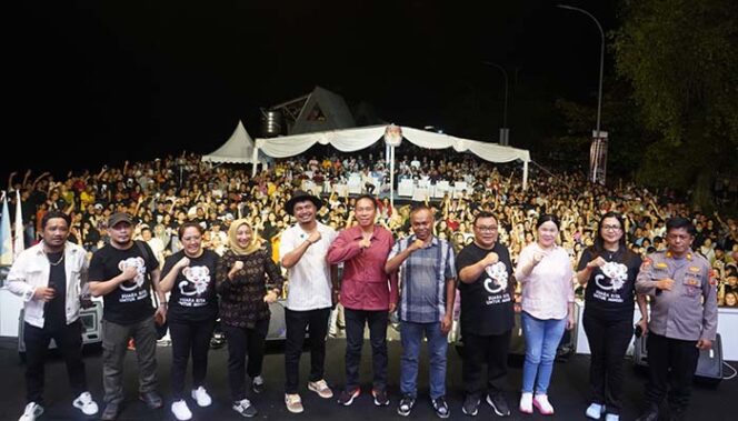 Bupati Minahasa Selatan Franky Donny Wongkar, SH., menghadiri Kegiatan Peluncuran Tahapan Pemilihan Bupati dan Wakil Bupati Minahasa Selatan Tahun 2024 yang juga dimeriahkan dengan penampilan artis Wizz Baker, bertempat di Kompleks Jalan Boulevard, Pantai Alar Amurang, Sabtu (18/5/ 2024).