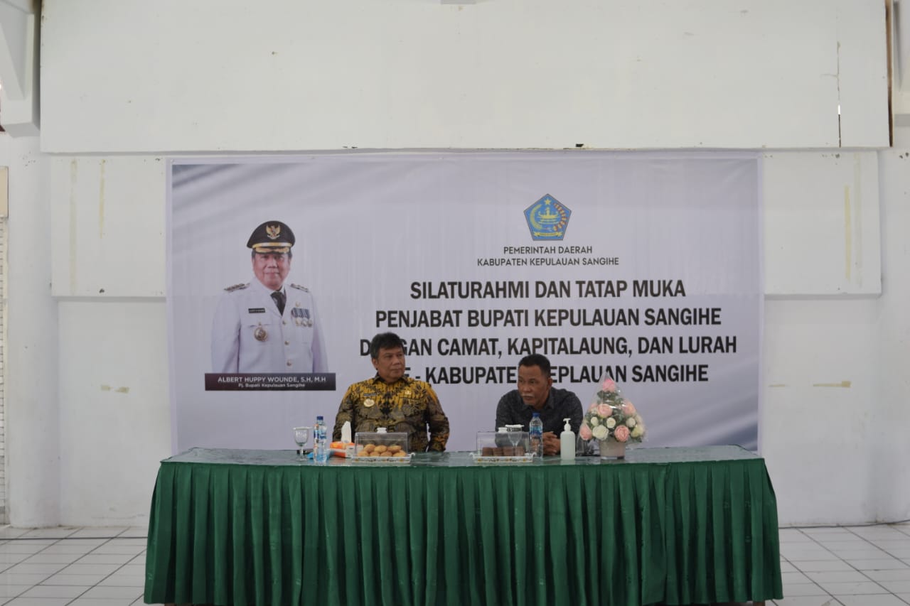 Pj. Bupati Kepulauan Sangihe, Albert Huppy Wounde bersama Sekda Kepulauan Sangihe, Harry Wolf