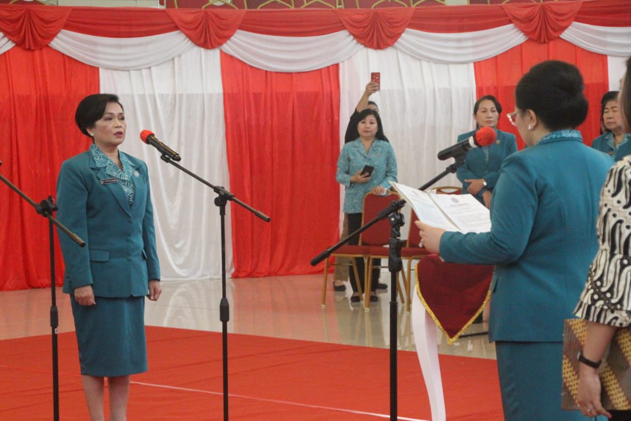 Ketua Tim Penggerak PKK Provinsi Sulawesi Utara (Sulut), Rita Maya Dondokambey Tamuntuan saat melantik Josephine Mathilda sebagai Ketua Tim Penggerak PKK, Dekranasda, Pembina Posyandu, Dan Bunda Paud Kabupaten Kepulauan Sangihe 2024