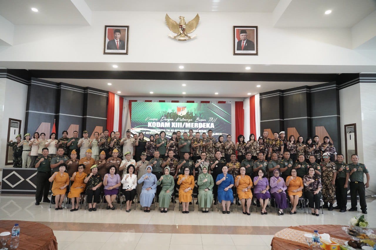 Kodam XIII/Merdeka menggelar kegiatan Komunikasi Sosial (Komsos) dengan Keluarga Besar TNI (KBT) yang dipimpin langsung oleh Kapoksahli Pangdam XIII/Merdeka Brigjen TNI Wakhyono bertempat di Aula Grahadika Jaya Sakti Makodam XIII/Merdeka, Kamis (27/6/2024).