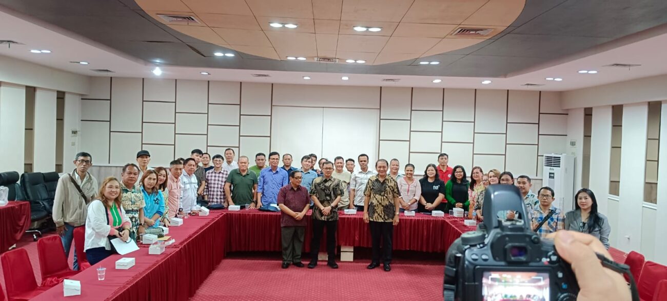 Pertemuan Rektor Unsrat Oktovian Sompie dengan para jurnalis (Foto Dok. Unsrat)