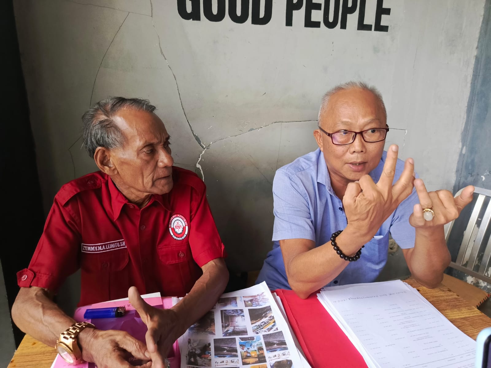 Tjan Kok Tjie dan didampingi Kuasa Hukum Zemmy M.A Leihitu, SH disalah-satu Rumah Kopi di Kota Manado, Rabu (26/6/2024).