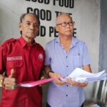 Tjan Kok Tjie, saat memberikan keterangan didampingi Kuasa Hukum Zemmy M.A Leihitu, SH disalah-satu Rumah Kopi di Kota Manado, Rabu (26/6/2024).