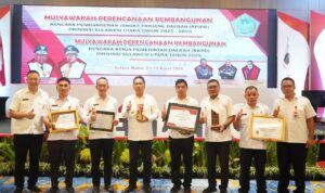 Bupati Minsel Franky Donny Wongkar, SH menerima Piagam Penghargaan