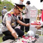 Jajaran Mabes Polri dipimpin Wakapolri Komjen Pol Agus Andrianto mewakili Kapolri Jenderal Listyo Sigit Prabowo beserta Pejabat Utama (PJU) berziarah serta tabur bunga ke Taman Makam Pahlawan (TMP) Kalibata, Jakarta Selatan, Senin (24/6/2024).