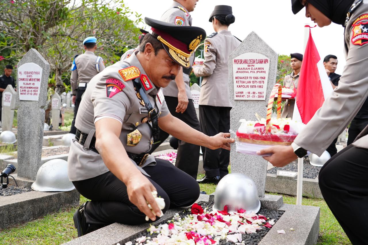 Jajaran Mabes Polri dipimpin Wakapolri Komjen Pol Agus Andrianto mewakili Kapolri Jenderal Listyo Sigit Prabowo beserta Pejabat Utama (PJU) berziarah serta tabur bunga ke Taman Makam Pahlawan (TMP) Kalibata, Jakarta Selatan, Senin (24/6/2024).