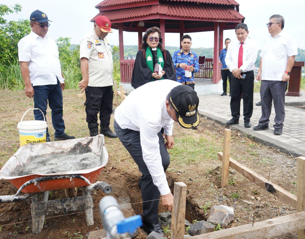 Bupati Minahasa Selatan Franky Donny Wongkar Bupati Minahasa Selatan Franky Donny Wongkar, SH. menghadiri kegiatan Peletakkan Batu Pertama Pembangunan Kafetaria, bertempat di Sasayaban Thanks Giving Agropark, Bukit Sasayaban, Amurang, Sabtu (1/6/2024).