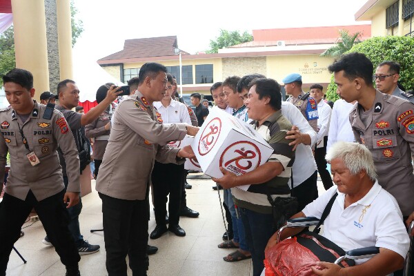 Polda Sulut dan Polres Jajaran Salurkan 8000 Paket Bantuan Sosial
