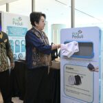 Direktur Jenderal Pengelolaan Limbah, Sampah, dan Bahan Beracun Berbahaya Kementerian Lingkungan Hidup dan Kehutanan Rosa Vivien Ratnawati (kanan) bersama Direktur Legal dan Manajemen Human Capital Yusuf Didi Setiarto (kiri) mengumpulkan pakaian yang tidak terpakai ke drop box di Kantor Pusat PLN, Jakarta, Selasa (25/6). Pakaian tidak terpakai tersebut nantinya akan diolah menjadi barang bernilai guna.