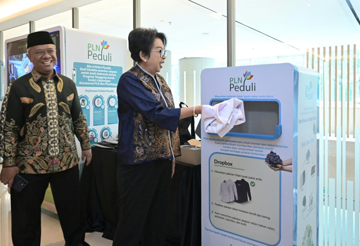 PLN Direktur Jenderal Pengelolaan Limbah, Sampah, dan Bahan Beracun Berbahaya Kementerian Lingkungan Hidup dan Kehutanan Rosa Vivien Ratnawati (kanan) bersama Direktur Legal dan Manajemen Human Capital Yusuf Didi Setiarto (kiri) mengumpulkan pakaian yang tidak terpakai ke drop box di Kantor Pusat PLN, Jakarta, Selasa (25/6). Pakaian tidak terpakai tersebut nantinya akan diolah menjadi barang bernilai guna.