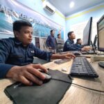 Foto Ilustrasi : Petugas PLN kala memantau keandalan listrik di Posko Siaga Pemilu 2024