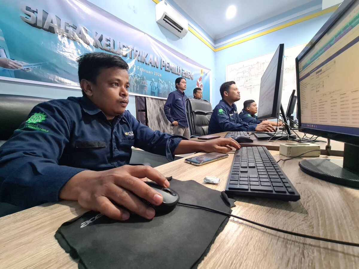 Foto Ilustrasi : Petugas PLN kala memantau keandalan listrik di Posko Siaga Pemilu 2024