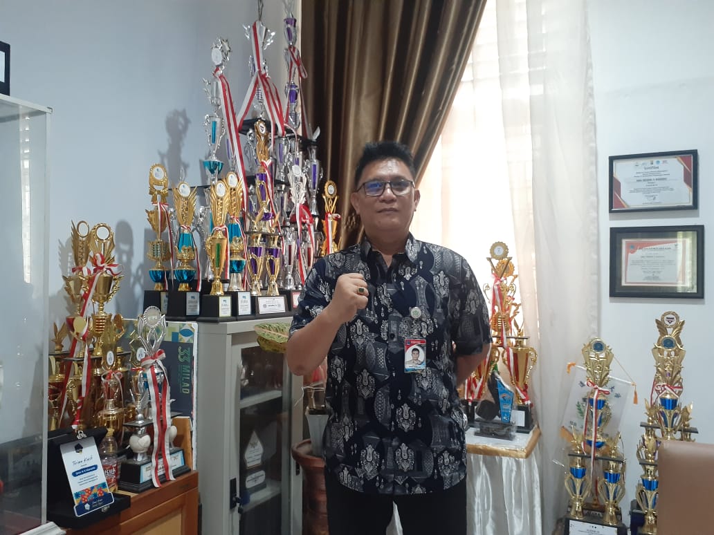 Plh Kepala SMA Negeri 9 Manado, Hendra Massie, SPd