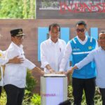 Presiden Republik Indonesia Joko Widodo (tengah), Menteri Sekretaris Negara Praktikno (paling kanan), Menteri Pekerjaan Umum dan Perumahan Rakyat Basuki Hadimuljono (paling kiri), Direktur Utama PLN Darmawan Prasodjo (kedua dari kanan) dan Pj Gubernur Kalimantan Timur Akmal Malik (kedua dari kiri).