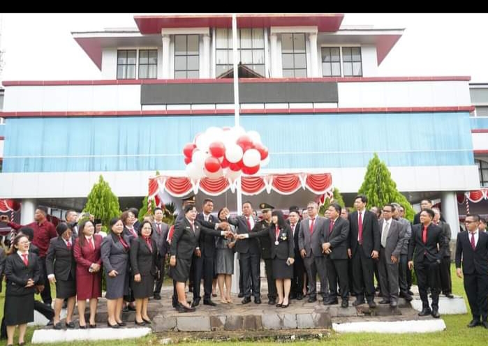 Bupati Minahasa Selatan Franky Donny Wongkar, SH.  menjadi Inspektur Upacara pada Upacara Hari Lahir Pancasila Tahun 2024 Kabupaten Minahasa Selatan, bertempat di lapangan upacara Kantor Bupati, Sabtu (1/6 2024).