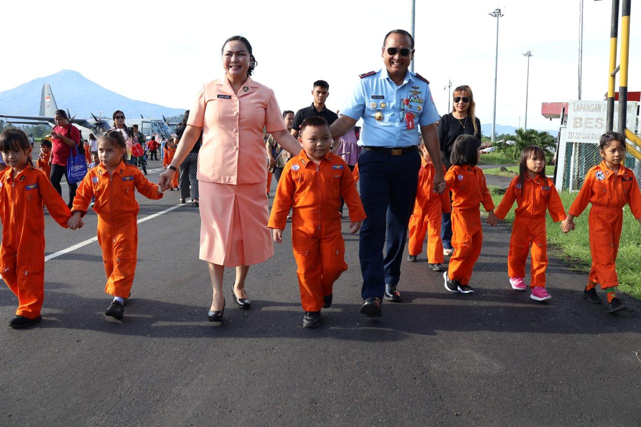 Tumbuhkan Minat Dirgantara, TK Angkasa Lanud Sam Ratulangi Lihat Lebih Dekat Super Hercules