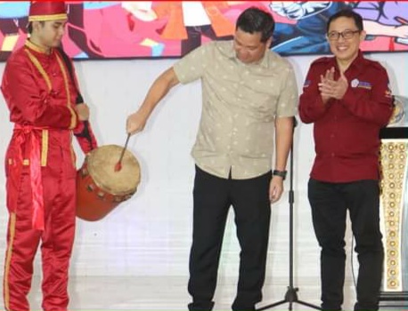 Rektor Unsrat Oktovian Sompie (kanan) Dan Wagub Steven Kandouw (tengah), (Foto : ist)