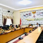 Suasana rapat koordinasi percepatan pemulihan kelistrikan Luwuk yang dipimpin Wakil Bupati Banggai Drs. H. Furqanuddin Masulili, MM. (kelima dari kiri) dihadiri Manajer PLN Unit Pelaksana Pelayanan Pelanggan (UP3) Luwuk (kelima dari kanan) bersama supplier bahan bakar minyak (BBM) Pembangkit Listrik Tenaga Diesel (PLTD) Luwuk