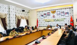 Suasana rapat koordinasi percepatan pemulihan kelistrikan Luwuk yang dipimpin Wakil Bupati Banggai Drs. H. Furqanuddin Masulili, MM. (kelima dari kiri) dihadiri Manajer PLN Unit Pelaksana Pelayanan Pelanggan (UP3) Luwuk (kelima dari kanan) bersama supplier bahan bakar minyak (BBM) Pembangkit Listrik Tenaga Diesel (PLTD) Luwuk