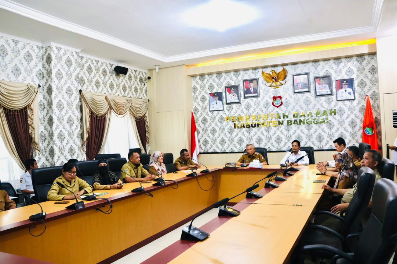 Suasana rapat koordinasi percepatan pemulihan kelistrikan Luwuk yang dipimpin Wakil Bupati Banggai Drs. H. Furqanuddin Masulili, MM. (kelima dari kiri) dihadiri Manajer PLN Unit Pelaksana Pelayanan Pelanggan (UP3) Luwuk (kelima dari kanan) bersama supplier bahan bakar minyak (BBM) Pembangkit Listrik Tenaga Diesel (PLTD) Luwuk