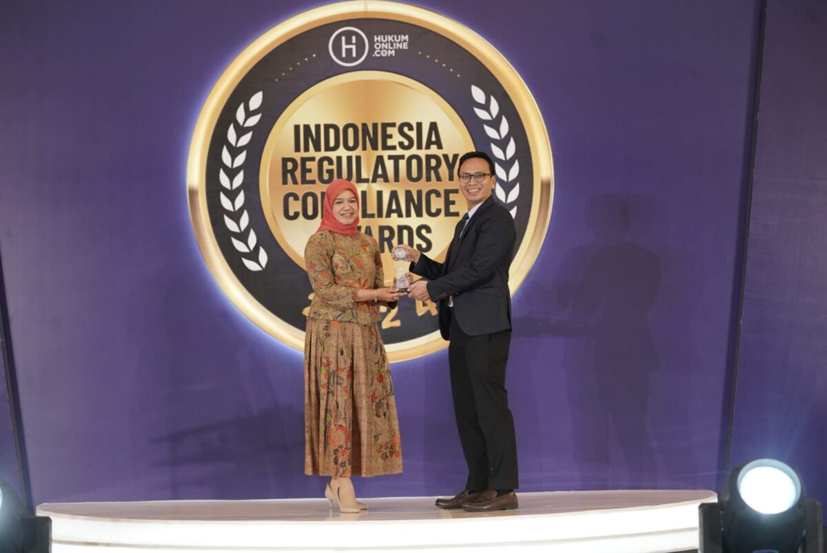 Penyerahan penghargaan Most Inspiring Leader in Regulatory Compliance kepada Executive Vice President Kepatuhan PLN, Derina (kiri) oleh Chief Media & Engagement Officer Hukumonline, Amrie Hakim (kanan).