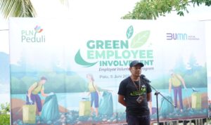 PLN UID Suluttenggo Senior Manager Keuangan, Komunikasi dan Umum PLN UID Suluttenggo W. Gautama saat menyampaikan sambutan dalam pembukaan program Green Employee Involvement PLN di Kampung Nelayan, Palu, Sulawesi Tengah, Rabu (5/6).