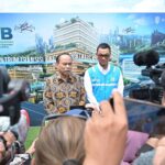 Menteri Komunikasi dan Informatika Budi Arie Setiadi (kiri) bersama Direktur Utama PLN Darmawan Prasodjo (kanan) saat memberikan keterangannya terkait pembangunan PLN Hub kepada para awak media di Ibu Kota Negara (IKN) Nusantara pada Rabu, (5/6).