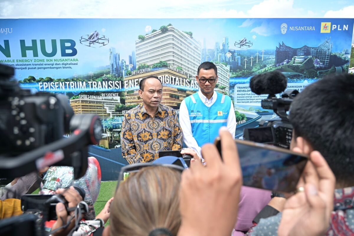 Menteri Komunikasi dan Informatika Budi Arie Setiadi (kiri) bersama Direktur Utama PLN Darmawan Prasodjo (kanan) saat memberikan keterangannya terkait pembangunan PLN Hub kepada para awak media di Ibu Kota Negara (IKN) Nusantara pada Rabu, (5/6).