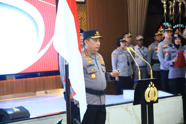 Kapolri Jenderal Listyo Sigit Prabowo memimpin pelaksanaan upacara kenaikan pangkat perwira tinggi (pati) Polri. Upacara digelar di Rupattama Mabes Polri, Jakarta, Sabtu (29/6/2024).
