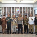 Pangdam XIII/Merdeka Mayjen TNI Candra Wijaya bersama Kapolda Sulawesi Utara menyambut kedatangan Delegasi Kantor Staf Kepresidenan RI yang dipimpin oleh Tenaga Ahli Utama Kantor Staf Kepresidenan RI Mugiyanto dalam Audiensi yang bertempat di Kantor Mapolda Sulawesi Utara, Selasa (2/7/2024)