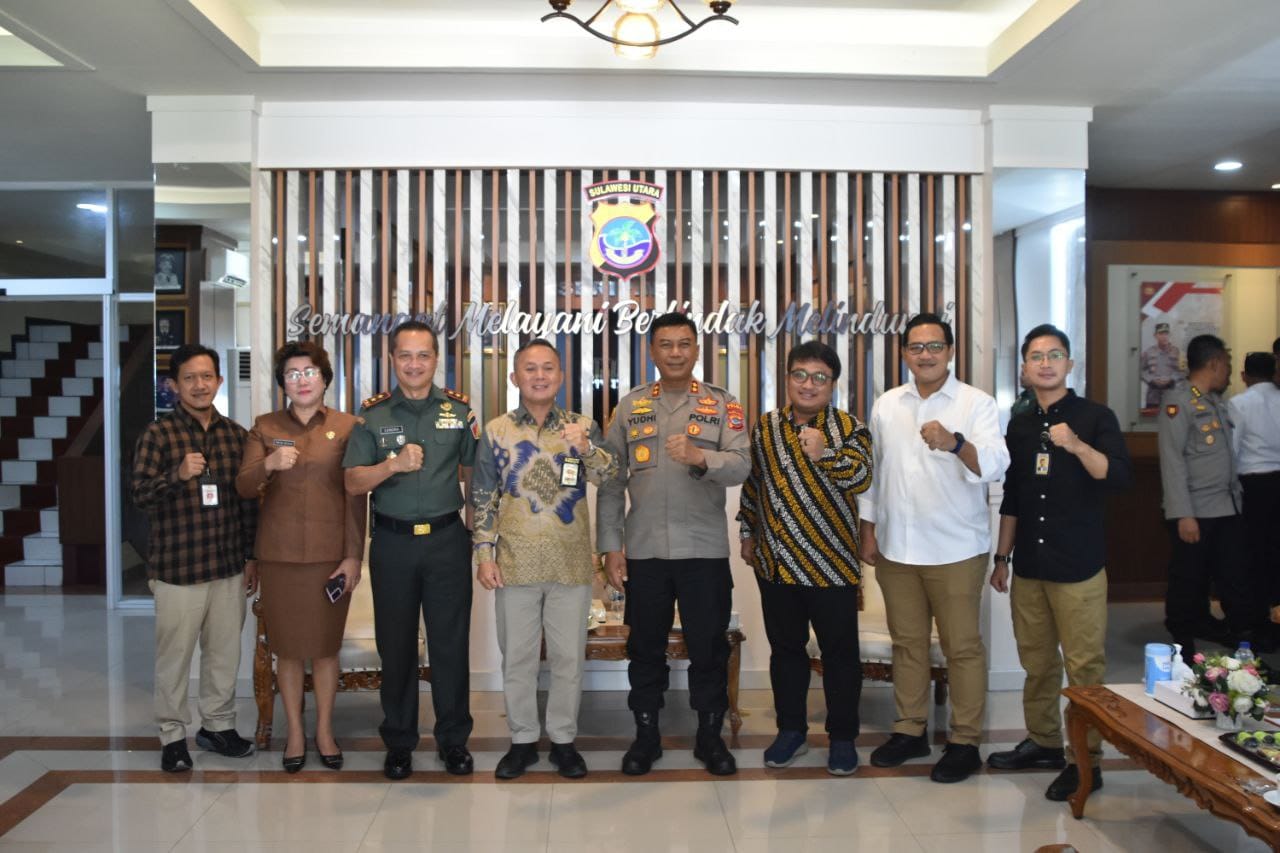 Pangdam XIII/Merdeka Mayjen TNI Candra Wijaya bersama Kapolda Sulawesi Utara menyambut kedatangan Delegasi Kantor Staf Kepresidenan RI yang dipimpin oleh Tenaga Ahli Utama Kantor Staf Kepresidenan RI Mugiyanto dalam Audiensi yang bertempat di Kantor Mapolda Sulawesi Utara, Selasa (2/7/2024)
