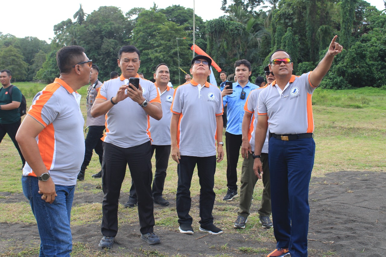 Sebagai upaya pembinaan atlet-atlet paralayang, Danlanud Sam Ratulangi Marsma TNI Ramot C.P. Sinaga, S.E., M.Han., resmi membuka Kejuaraan Paralayang Ketua Federasi Aero Sport Indonesia (FASI) Sulut Cup 2024 di Desa Tiwoho, Kecamatan Wori, Minahasa Utara, Sulawesi Utara. Rabu (17/7/2024).