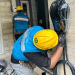 Layanan Home Charging Services, Petugas PLN saat melakukan pemasangan charging di rumah pelanggan untuk memudahkan pengisian dirumah. Petugas PLN akan dengan sigap membantu pemasangan home charging yang melakukan pembelian mobil listrik dengan mudah.