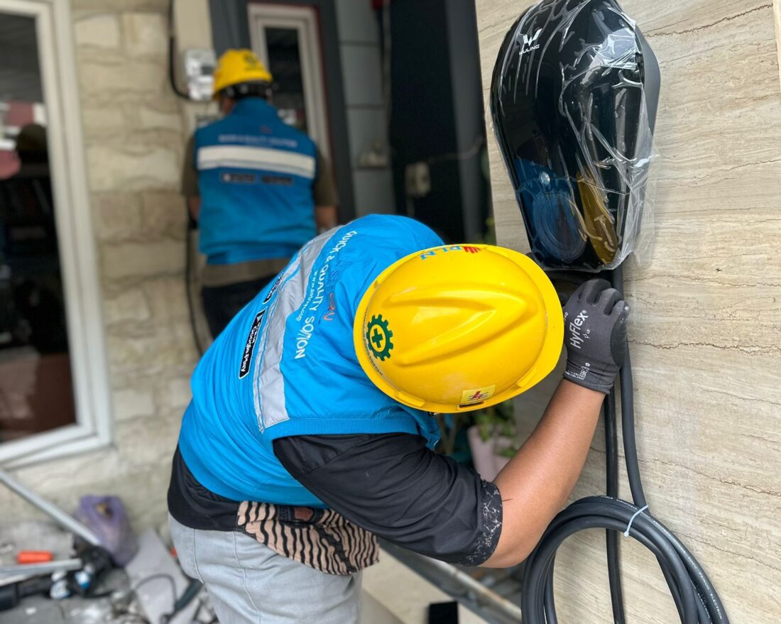 Layanan Home Charging Services, Petugas PLN saat melakukan pemasangan charging di rumah pelanggan untuk memudahkan pengisian dirumah. Petugas PLN akan dengan sigap membantu pemasangan home charging yang melakukan pembelian mobil listrik dengan mudah.