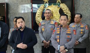 Kapolri Jenderal Listyo Sigit Prabowo menerima audiensi Ketua Umum PSSI Erick Thohir di Mabes Polri, Jakarta Selatan, Senin (15/7/2024).
