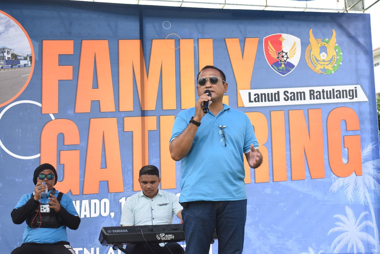 Danlanud Sam Ratulangi Marsma TNI Ramot C.P. Sinaga, S.E., M.Han., saat membuka acara Family Gathering yang dihadiri seluruh keluarga besar Lanud Sam Ratulangi di Sutan Raja Manado Hotel & Convention Center, Sulawesi Utara. Sabtu (13/7/2024).