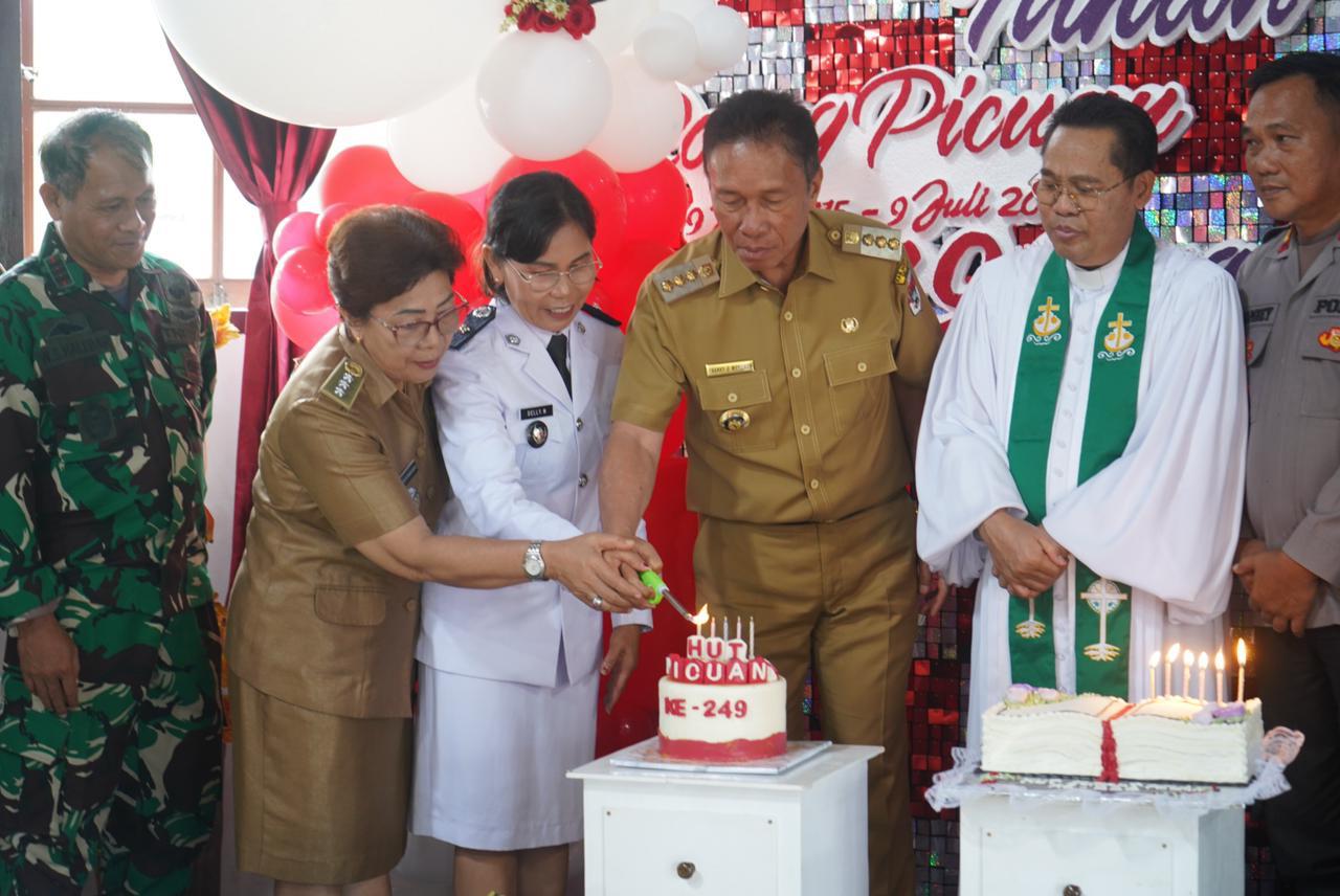 Bupati Minahasa Selatan Franky Donny Wongkar, SH., menghadiri Ibadah Syukur HUT Ke-249 Roong Picuan dan HUT Ke-224 Jemaat Picuan dirangkaikan dengan Pengucapan Syukur Jemaat GMIM Sion Picuan, bertempat di Gedung Gereja GMIM Sion Picuan, Desa Picuan Kecamatan Motoling Timur, Selasa (9/7/2024).