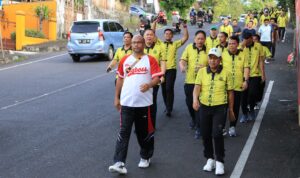 Panitia Hari Bakti Adhyaksa Ke-64 Tahun 2024 Kejaksaan Tinggi Sulawesi Utara menggelar Kegiatan Jalan Sehat Bersama, Jumat (19/7/2024).