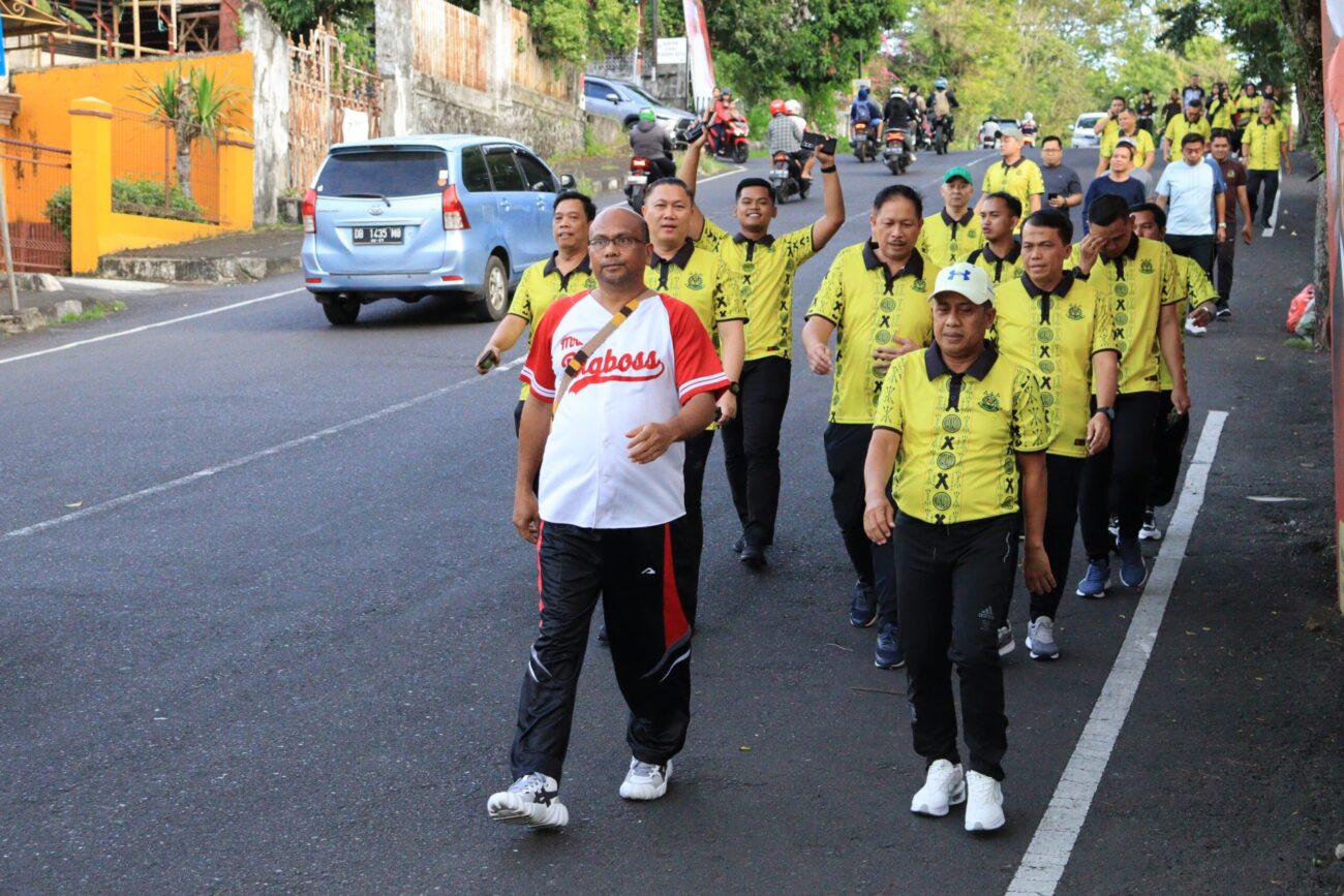 Panitia Hari Bakti Adhyaksa Ke-64 Tahun 2024 Kejaksaan Tinggi Sulawesi Utara menggelar Kegiatan Jalan Sehat Bersama, Jumat (19/7/2024).