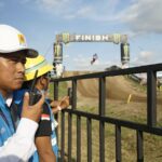 Petugas PLN saat melakukan pemantauan di area paddock pembalap untuk memastikan keandalan listrik.