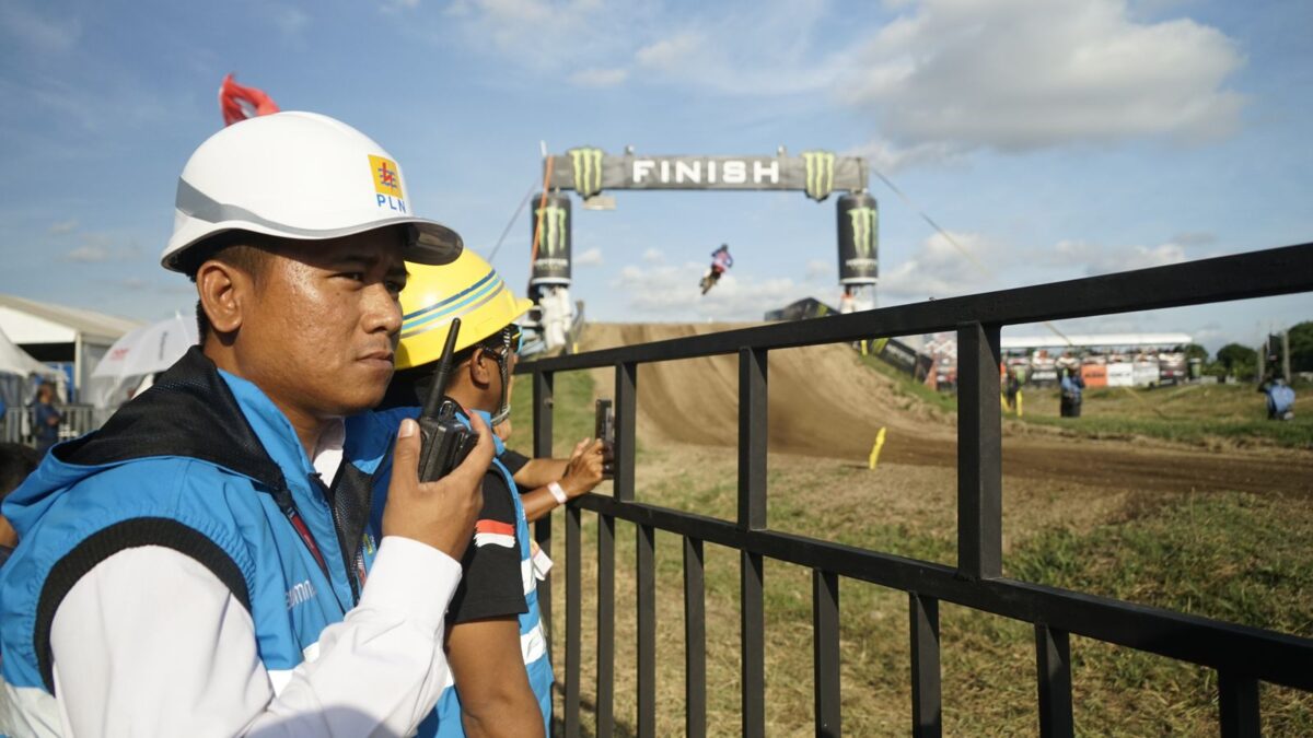 Petugas PLN saat melakukan pemantauan di area paddock pembalap untuk memastikan keandalan listrik.