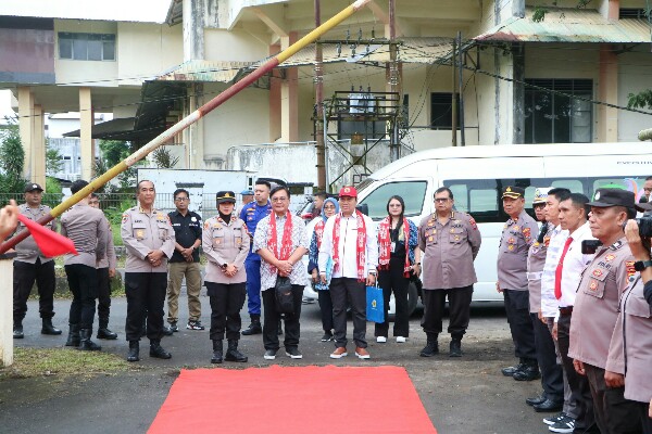 Polsek Mapanget mendapat kunjungan dari Tim Kompolnas RI dipimpin langsung oleh Ketua Harian Kompolnas Irjen Pol Purn Benny Mamoto didampingi Komisioner Kompolnas H. Muhammad Dawam, Rabu (10/7/2024), untuk melakukan penilaian langsung di lapangan.