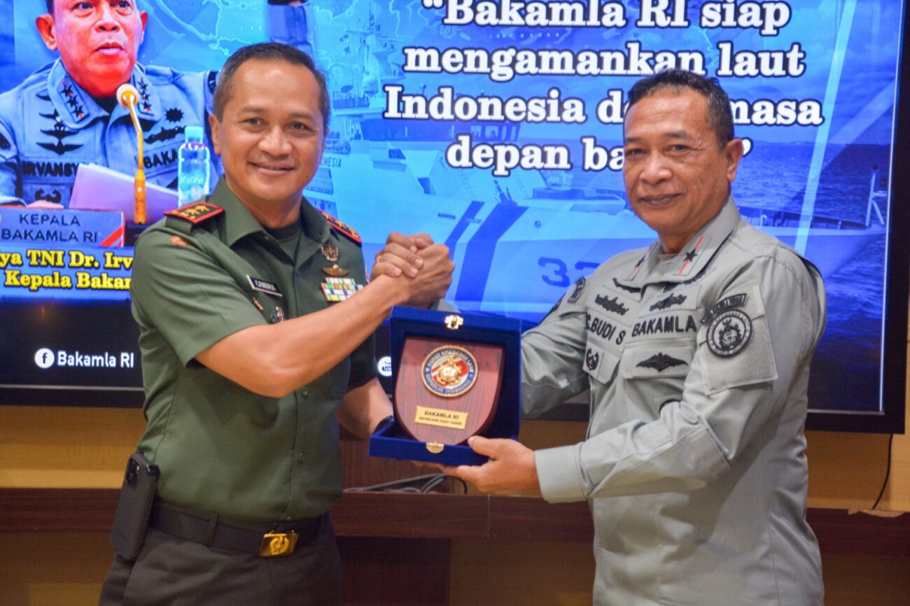 Pangdam XIII/Merdeka Mayjen TNI Candra Wijaya mengunjungi sekaligus mengadakan audiensi bersama Kepala Zona Badan Keamanan Laut (Bakamla) Tengah Laksma Bakamla Oc Budi Susanto, S.H., M.Si., M.Tr.Opsla bertempat di Mako Zona Bakamla Tengah, Rabu (3/7/2024)