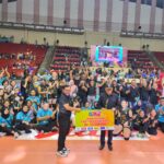 Sekretaris Perusahaan PLN, Alois Wisnuhardana (kiri) selaku Pengarah Jakarta Electric PLN menerima hadiah juara putaran kedua babak final four PLN Mobile Proliga 2024 dari Wakil Ketua Umum PP PBVSI Irjen Pol (P) Drs. Djoko Sardono (kanan) di GOR Jatidiri, Semarang, Jawa Tengah pada Sabtu (13/7).