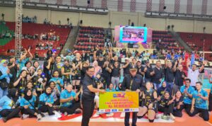 Sekretaris Perusahaan PLN, Alois Wisnuhardana (kiri) selaku Pengarah Jakarta Electric PLN menerima hadiah juara putaran kedua babak final four PLN Mobile Proliga 2024 dari Wakil Ketua Umum PP PBVSI Irjen Pol (P) Drs. Djoko Sardono (kanan) di GOR Jatidiri, Semarang, Jawa Tengah pada Sabtu (13/7).